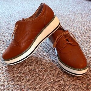 Women’s lace-up brown shoe